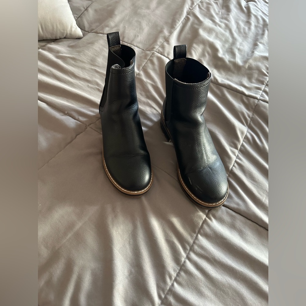 Kensie Black Leather Chelsea Boots size 8-EUC other than mark on one toe area